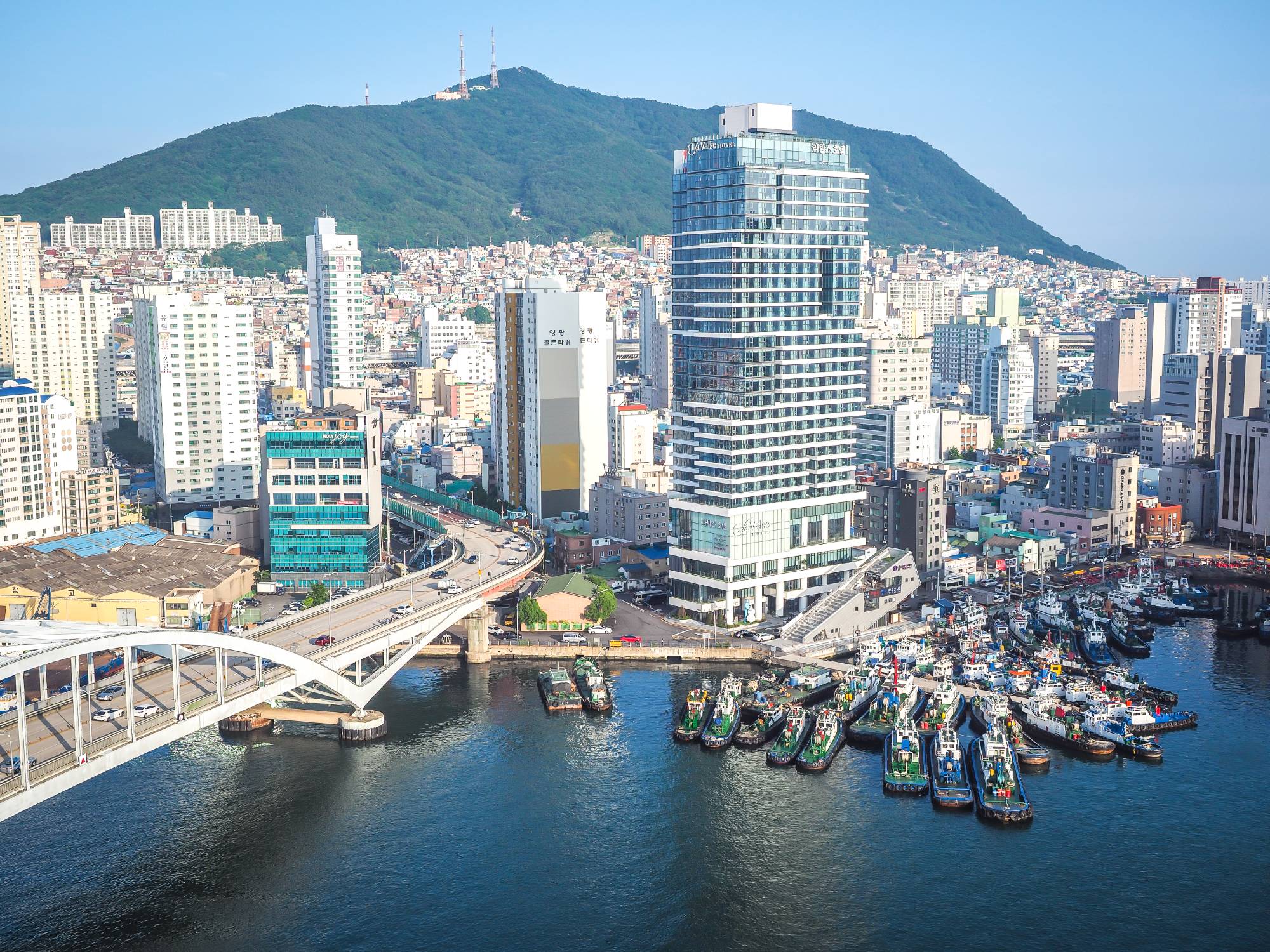 La Valse sits on the tip of Yeongdo Island, where ships pass under Busan Bridge to the Busan Harbor